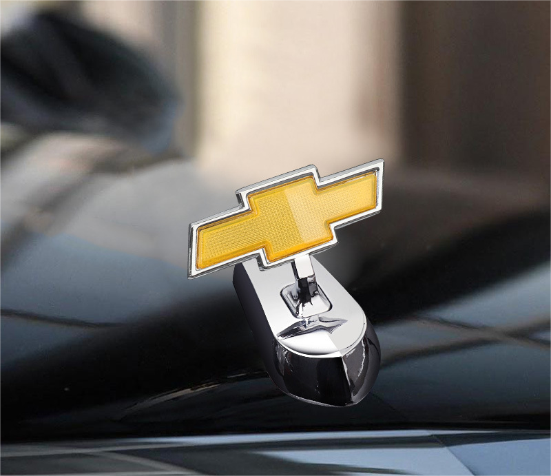 Auton logolla varustettu konepellin embleemi