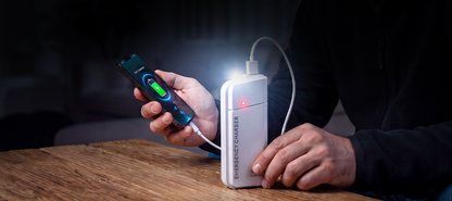 Kannettava varavirtalaturi AA-paristoilla – USB-lataus, kompakti ja LED-taskulampulla – täydellinen matkalle, työmatkoille ja sähkökatkoihin