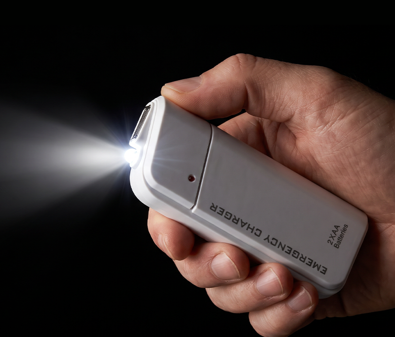 Kannettava varavirtalaturi AA-paristoilla – USB-lataus, kompakti ja LED-taskulampulla – täydellinen matkalle, työmatkoille ja sähkökatkoihin