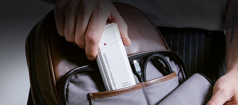 Kannettava varavirtalaturi AA-paristoilla – USB-lataus, kompakti ja LED-taskulampulla – täydellinen matkalle, työmatkoille ja sähkökatkoihin