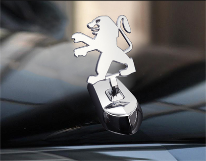 Auton logolla varustettu konepellin embleemi